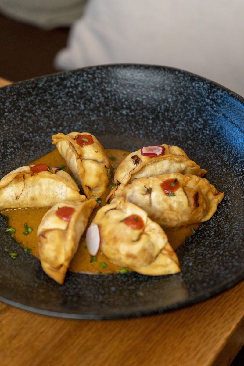 Gyozas caseras sobre salsa de curry 