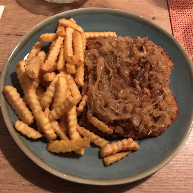 Zwiebelschnitzel mit Pommes Frites