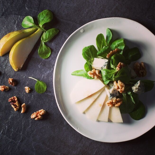Ensalada de canónigos, pera, nueces y queso Gorgonzola 