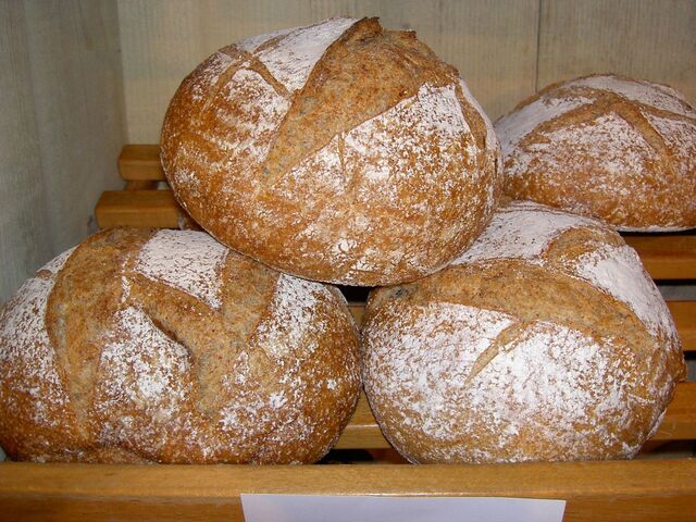 Speltbrood, gemaakt van 100% speltbloem/desem. lekkere luchtig van binnen, en krokant van buiten.