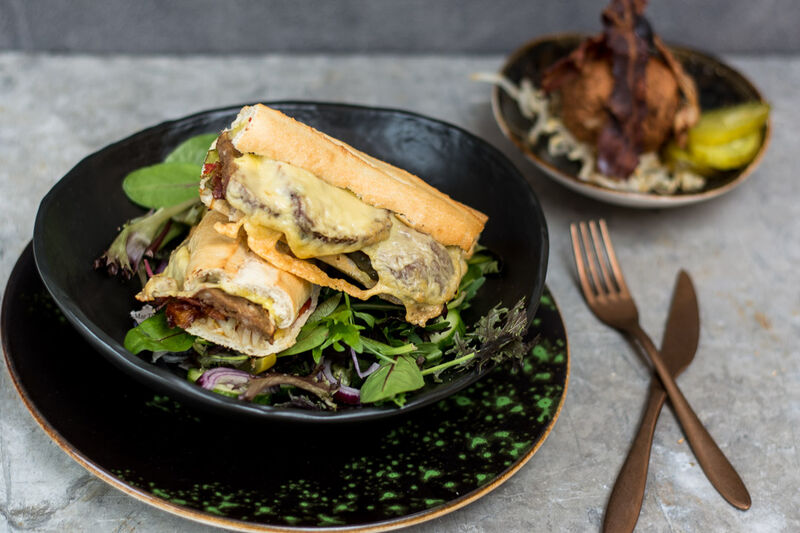 Stokbroodje Lions
Gehaktbal,spek,kaas,sla,WB-saus