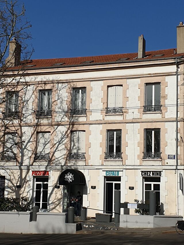 Extérieur et enseigne