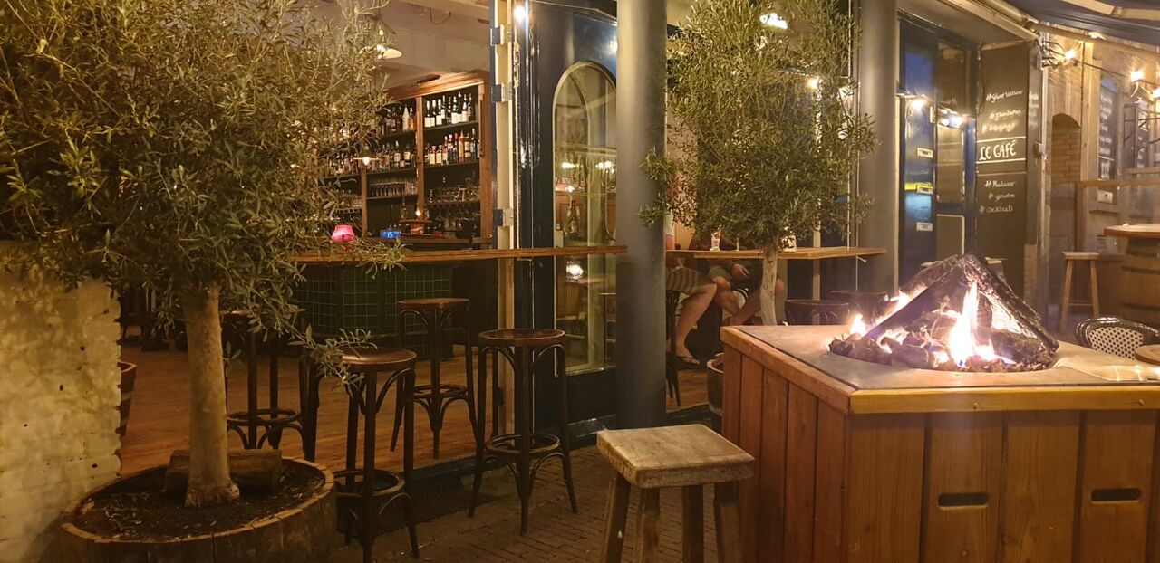 src=https://cdn.website.dish.co/media/21/21/3114250/Le-Cafe-foto-klaptafels-met-vuurtje.jpg