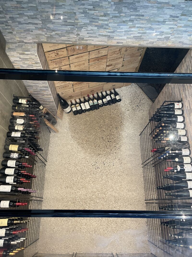 plancher de verre sur la cave à vin