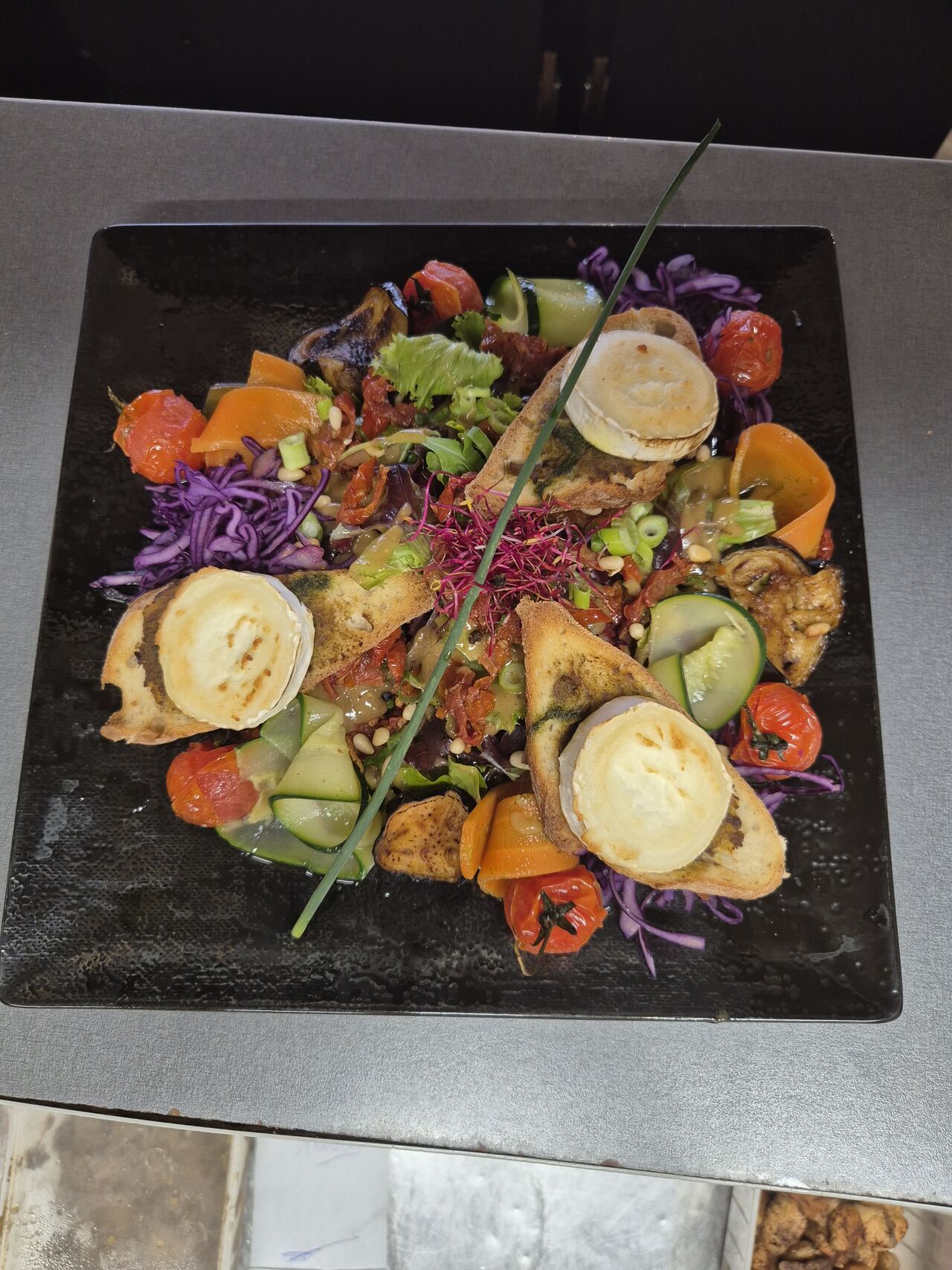 Salade de chèvre et ses rubans de légumes, tapenade, basilic