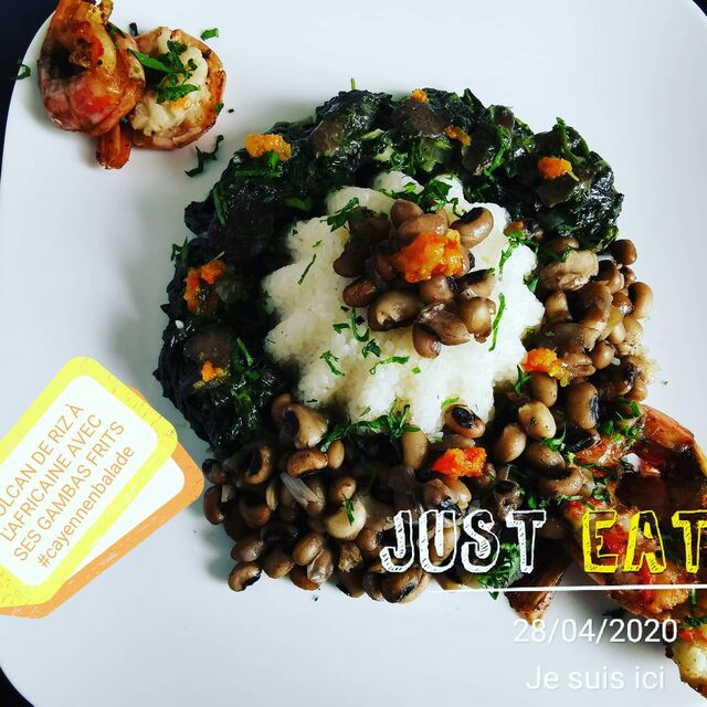 VOLCAN DE RIZ À L'AFRICAINE AVEC SES GAMBAS FRITS 