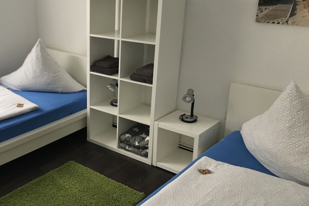 freundlich, praktisch und zweckmäßig gestaltete Gästezimmer