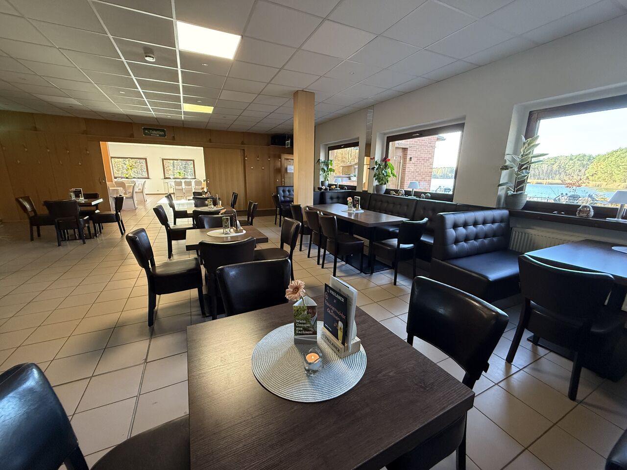 Unser Gastraum mit wohliger Atmosphäre und Ausblick