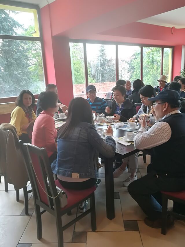 W naszej restauracji mozna zorganizowac imprezy okolicznosciowe, takie jak urodziny, wesela lub spotkania biznesowe.