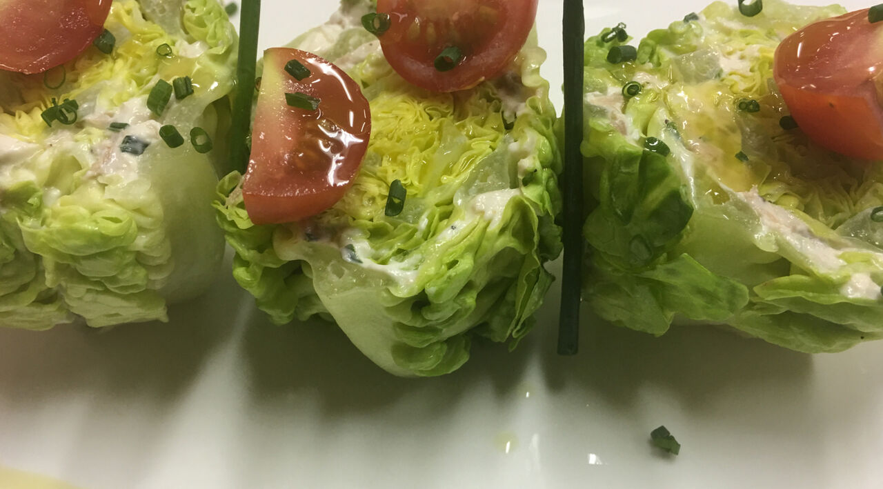 Cogollos rellenos de crema de queso, alcaparras y atún 