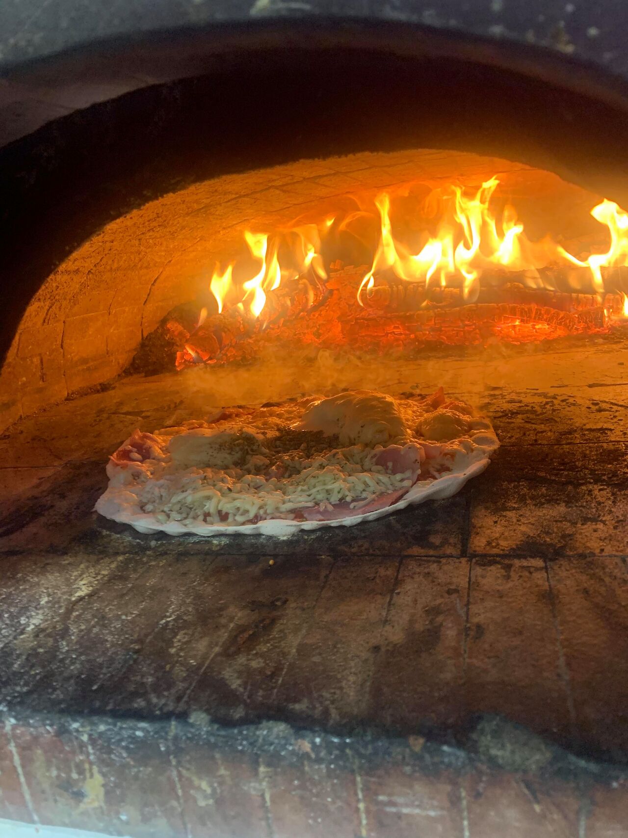 Pizza au feu de bois 