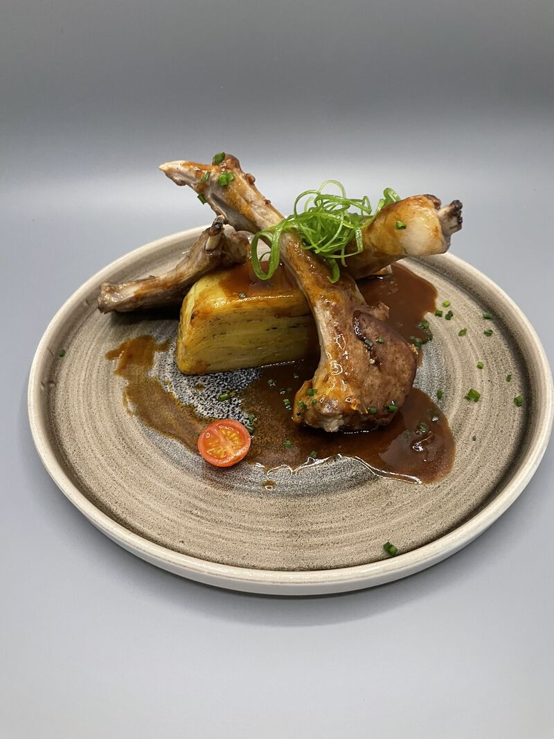 Les côtes d'agneau, pressé de pomme de terre à la truffe, jus de viande