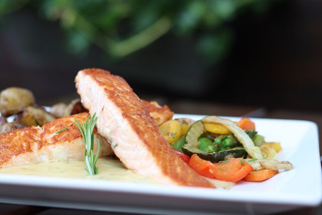 Lachsfilet auf Limettensauce mit Grillgemüse und Rosmainkartoffeln