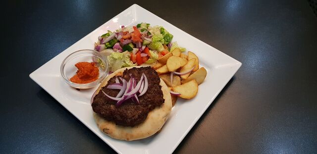 Pljeskavica steak burgonyaval,friss salataval,ajvarral es pitaval.