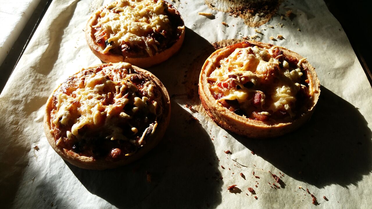 Les quiches feuilletées 'Fait maison'. composition : jambon blanc, champignons, lard fumé, emmental Français.