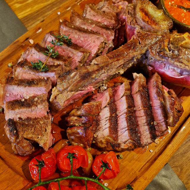 ... PREKO STEAKOVA DO BOGATE PONUDE SPECIJALITETA S ROŠTILJA.