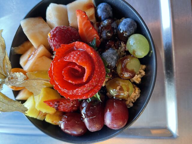 Griechischer Joghurt mit frischem Obst, Honig, Mandeln, Zimt und Müsli