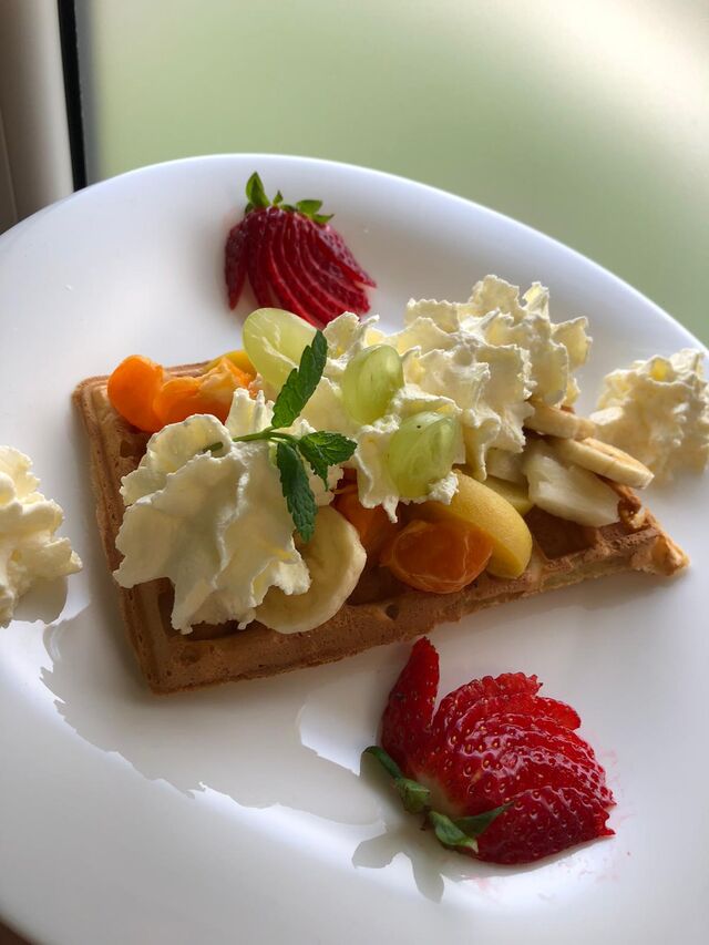 GOFRY Z OWOCAMI I BITĄ ŚMIETANĄ 