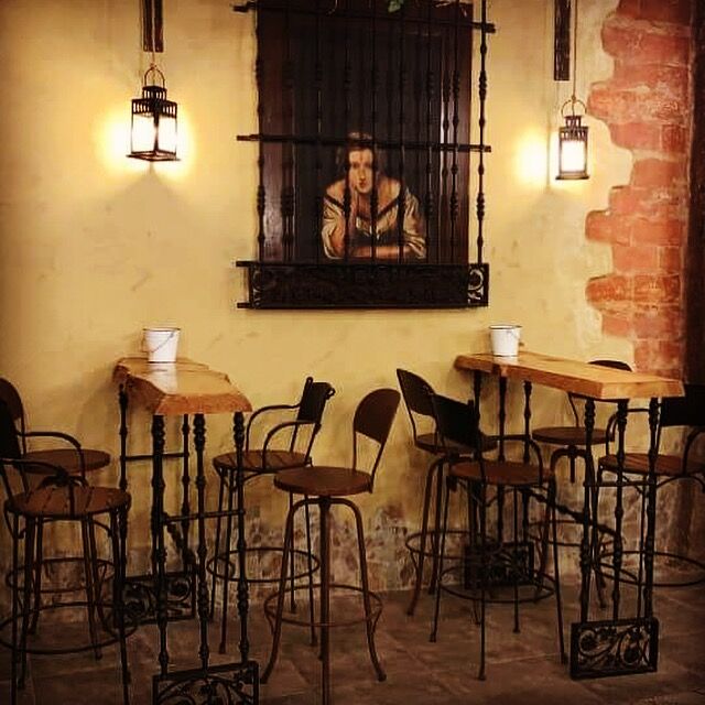 Uno de nuestros acogedores rincones, un trampantojo replica parcial del cuadro 