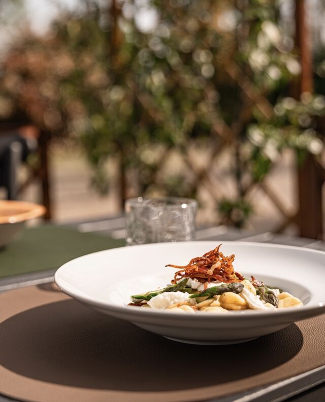 Orecchiette con asparagi, guanciale e burrata