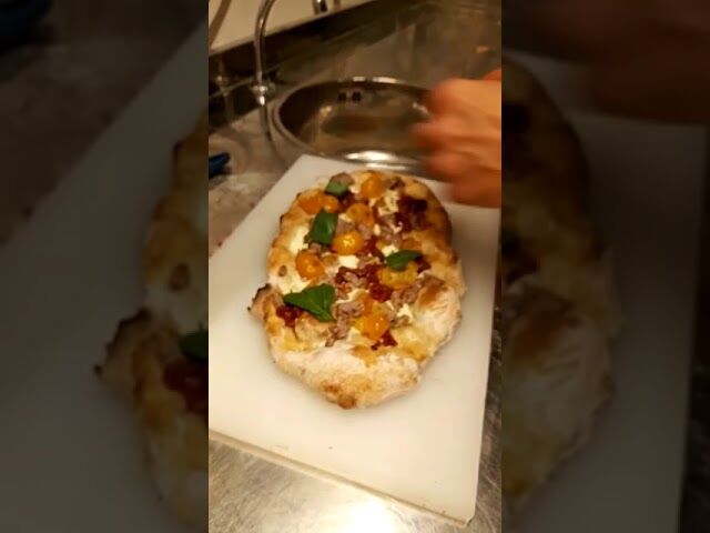 Taglio e Crunch della Pizza in pala alla Romana