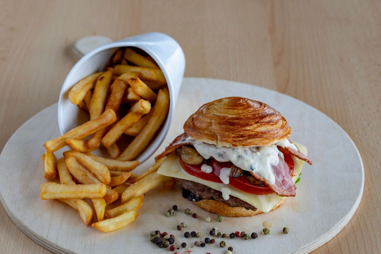 French Burger
Steak haché race Normand 150g, sauté de champignons et oignons, tomate
salade fromage, bacon, sauce au poivre.