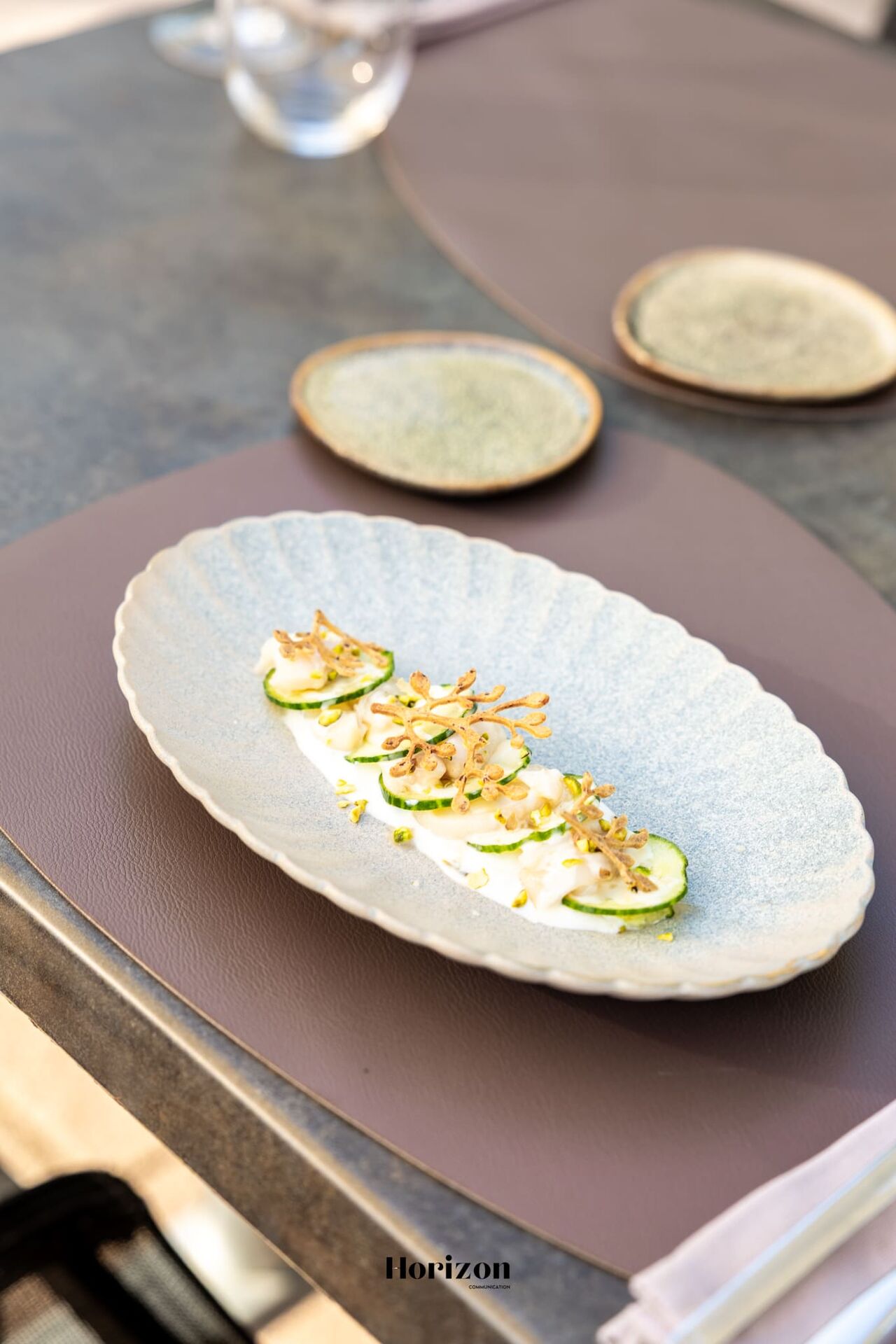 Carpaccio de Saint-Jacques, Concombre, Vinaigre de fleur de cerisier, Fromage blanc, Pistache, Salicorne