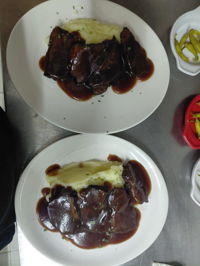 CARRILLERAS DE TERNERA AL VINO TINTO CON PARMENTIER DE PATATA
