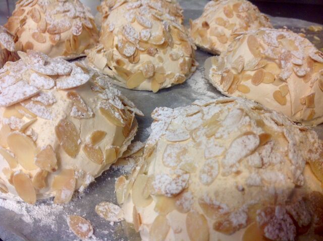 POLONAISES :brioche sirop kirsch, crème pâtissière, petits fruits confits hachés, meringue aux amandes effilées.
