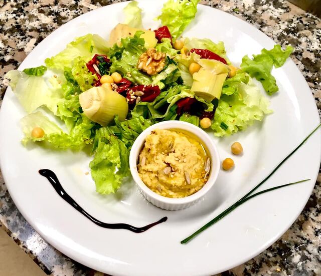 Houmos au éclats de noix et sa salade