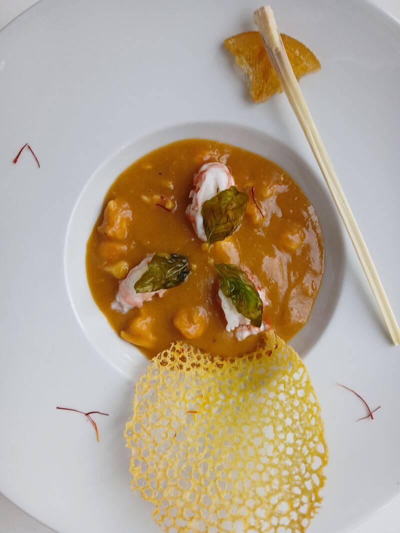 Papillons de crevettes vapeurs, bouillon à la citronnelle, orange et basilic vert. 