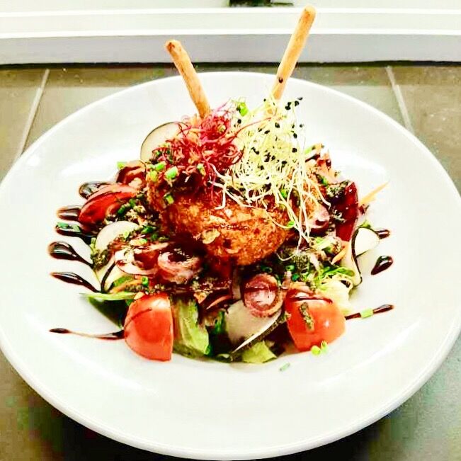 Salade Parmesane :
Mozzarella Castellano panée sur une jolie salade, Pesto de roquette et crème de balsamique. 