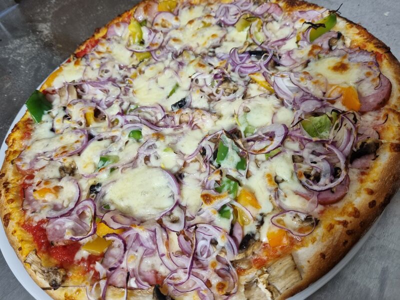 Deluxe Pizza - 229,- kč - Rajčatová omáčka, šunka, klobása, slanina, salám, žampiony, zel. paprika, červená cibule, mozzarella