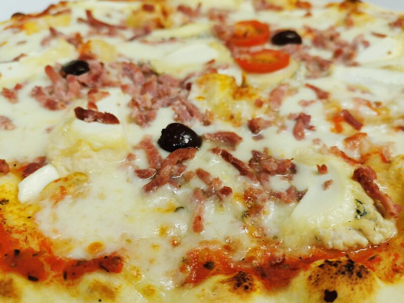 Seguin : Sauce tomate, mozzarella, lardons, chèvre. 