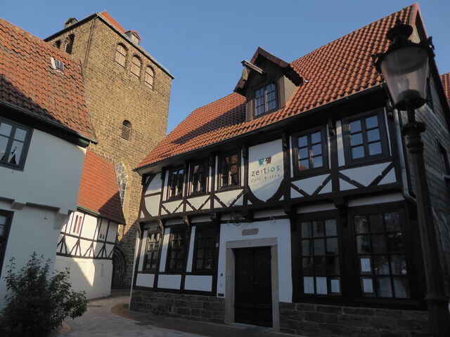 Hausansicht mit Martini-Kirche im Hintergrund