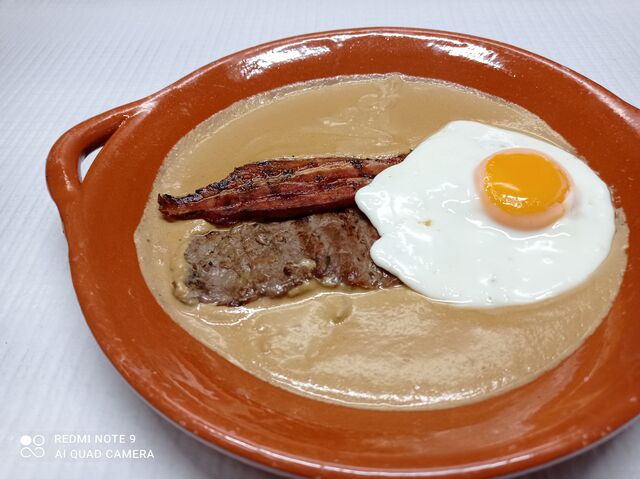 Bife na frigideira, com bacon, ovo estrelado, batata frita e o nosso molho.