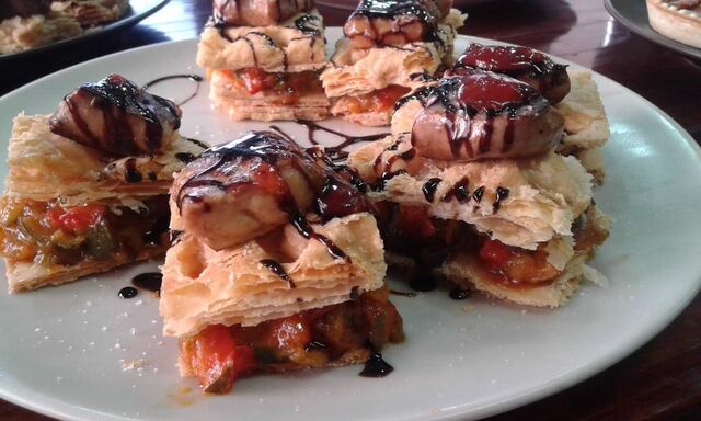 Hojaldre con Pisto, fua y reducción de Pedro Ximenes