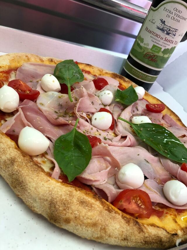 PIZZA: Base tomate, mozzarella, jambon, tomates cerises, billes de mozzarella fraîche, basilic et de l'huile d'olives