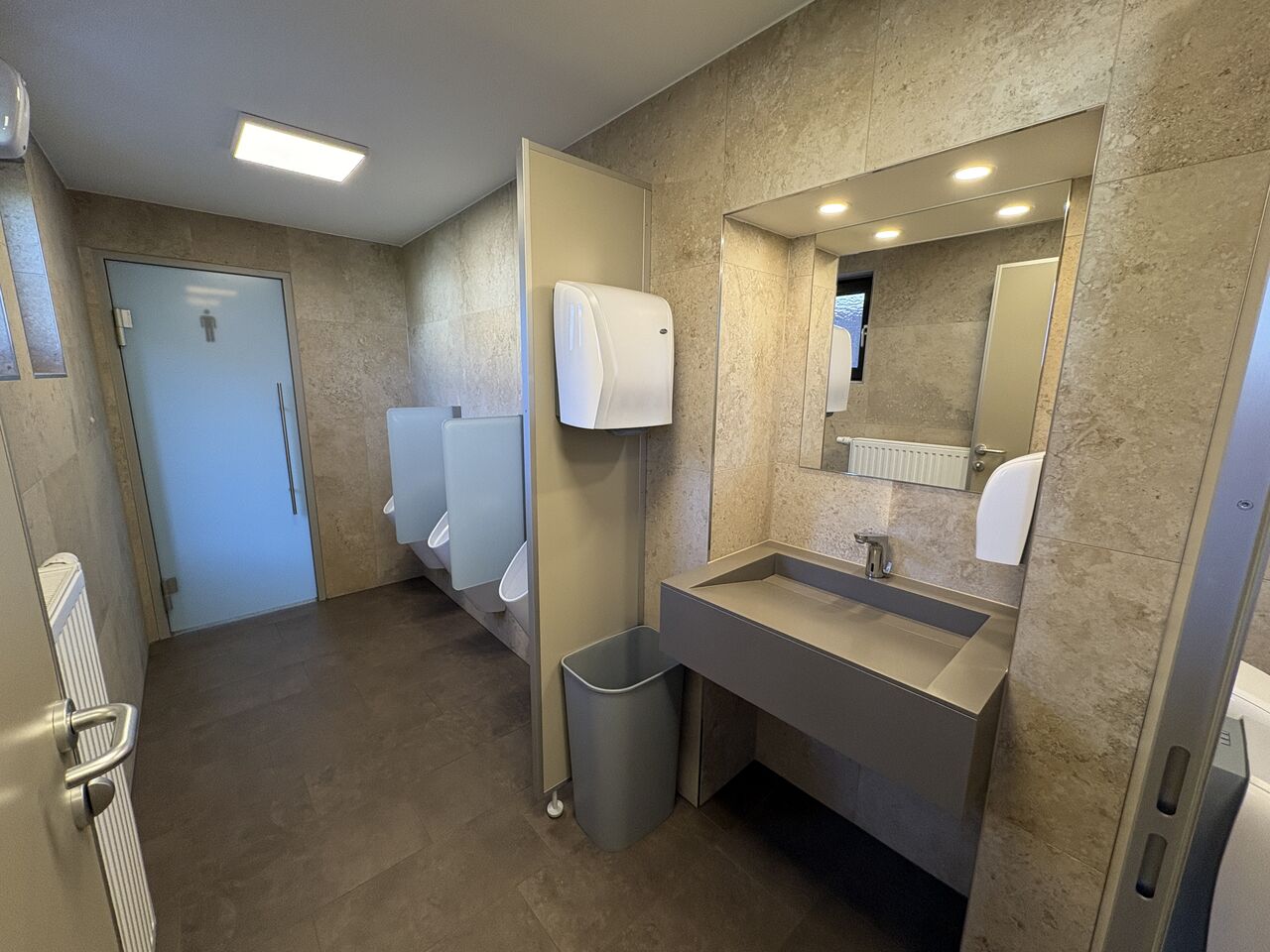 2025 neu renoviertes Herren-WC