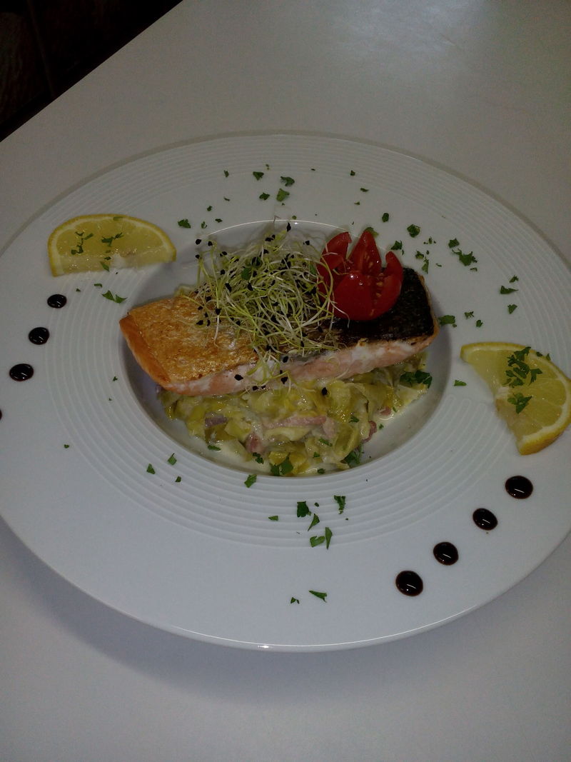 pavé de saumon en nage de poireaux au lard