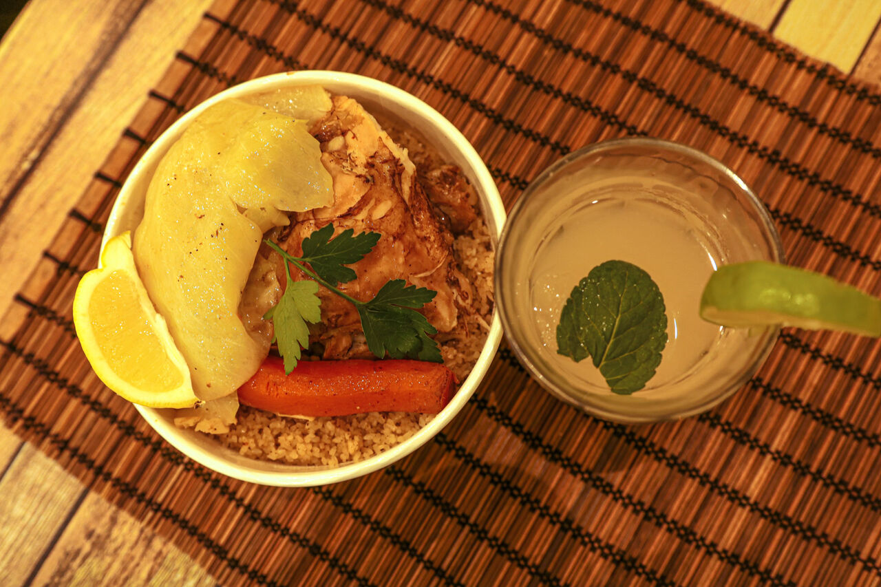 Thieb au poulet avec son jus de gingembre
