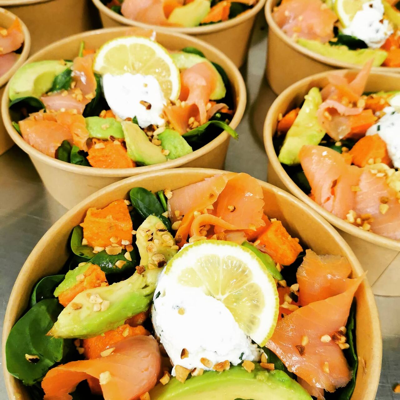 Exemple de salade au saumon fumé avocat citron bio et creme ciboulette maison