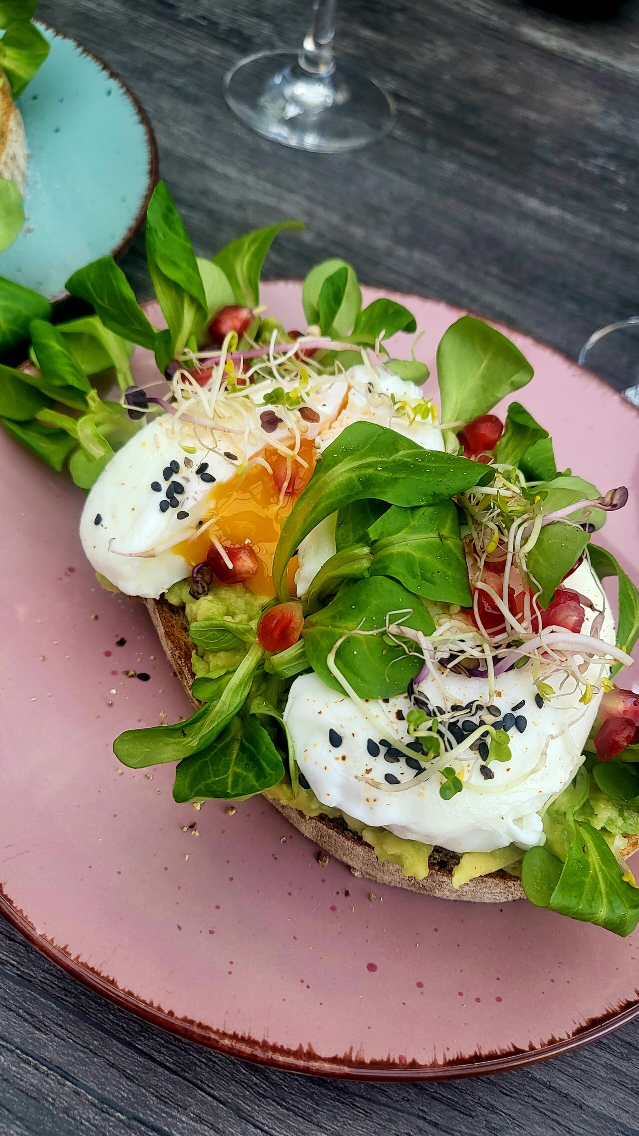 Chléb s avokádem a vejci