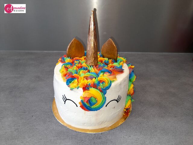 Layer cake sur mesure : biscuit moelleux, crème chantilly au chocolat blanc et vanille de Tahiti, gelée de framboises (10 pers)