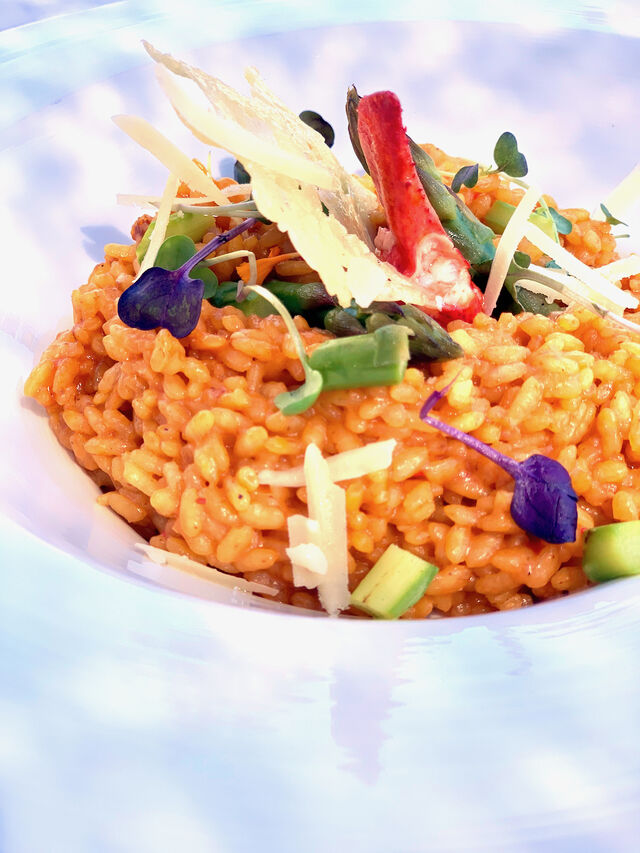 Risotto de bogavante al safran con verduras de temporada y crujiente de Parmesan viejo