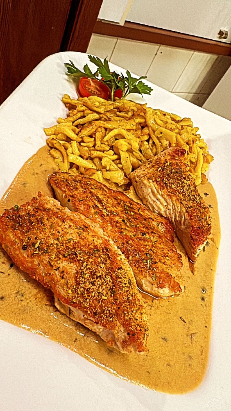 Putenmedaillons in Pfeffer-Rahmsauce und Spätzle