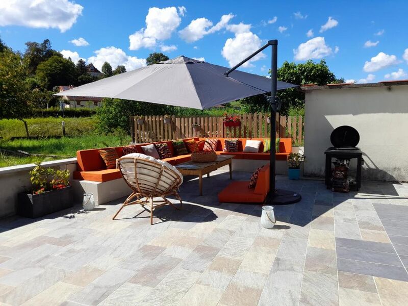 Terrasse à partager avec les autres occupants des chambres. 