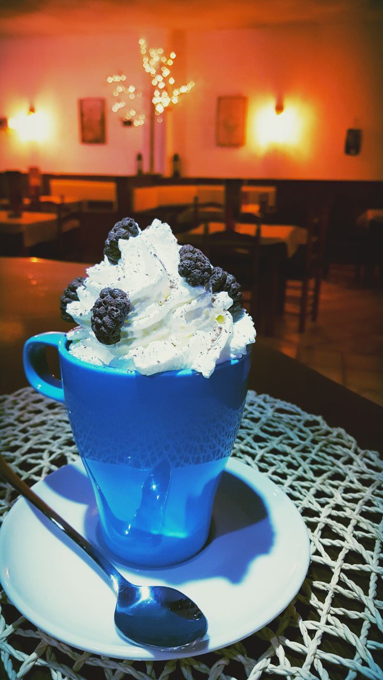 Mítico gofre a la taza compuesto de gofre triturado, chocolate caliente, nata montada y cereales krunch