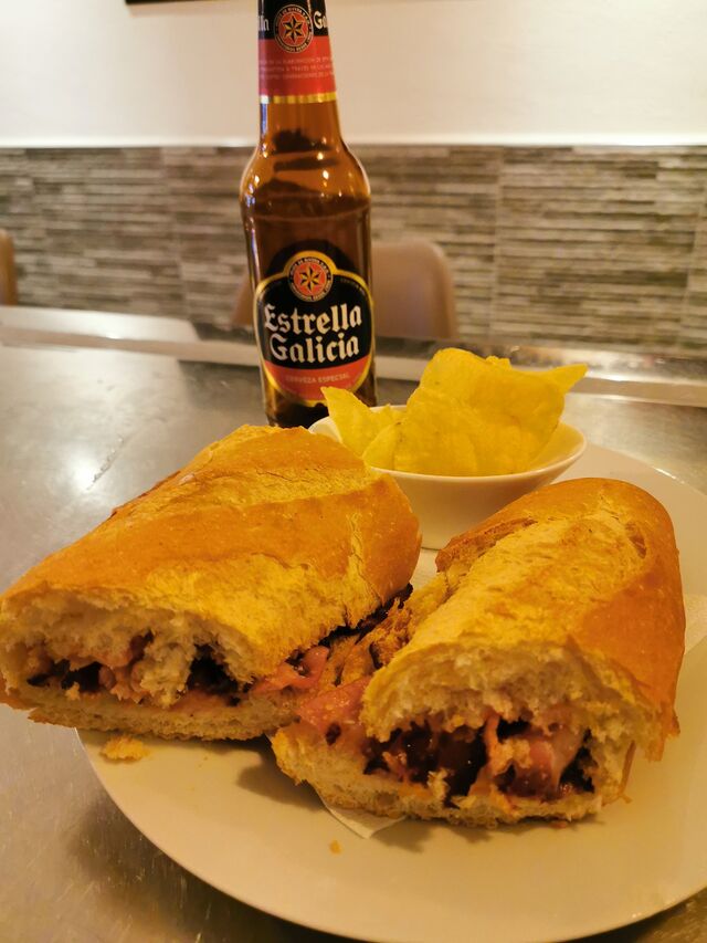 Oferta de los jueves, bocata de calamares a la romana casero C/ ali_ olí casero. 