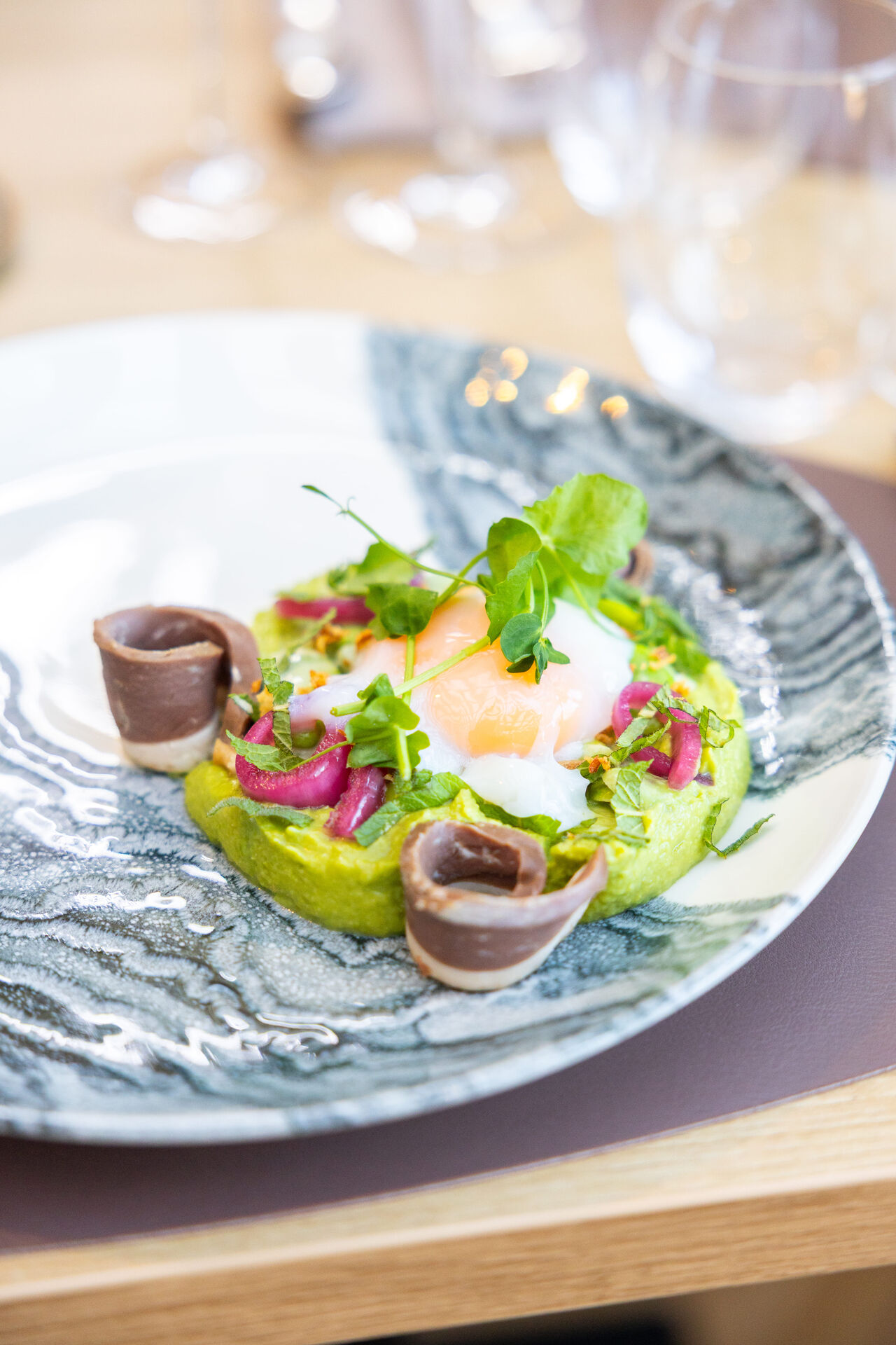 Œuf parfait, Magret de canard fumé, Petit pois, Fèves, Menthe, Oignons